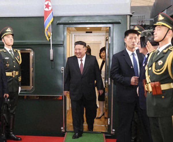 佳荣网配 金正恩时隔6年再访华: 对中国政府和人民的热烈欢迎和盛情款待表示谢意