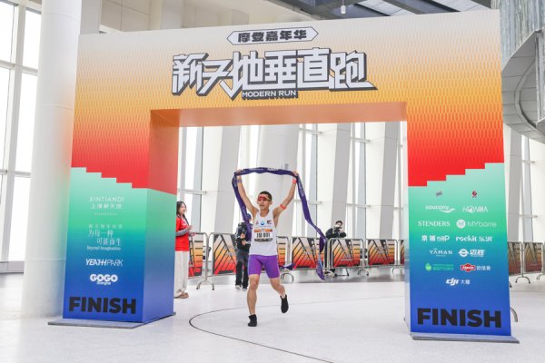 双融优配 1488级台阶、58层垂直赛道，600名跑步达人挑战新天地最高点